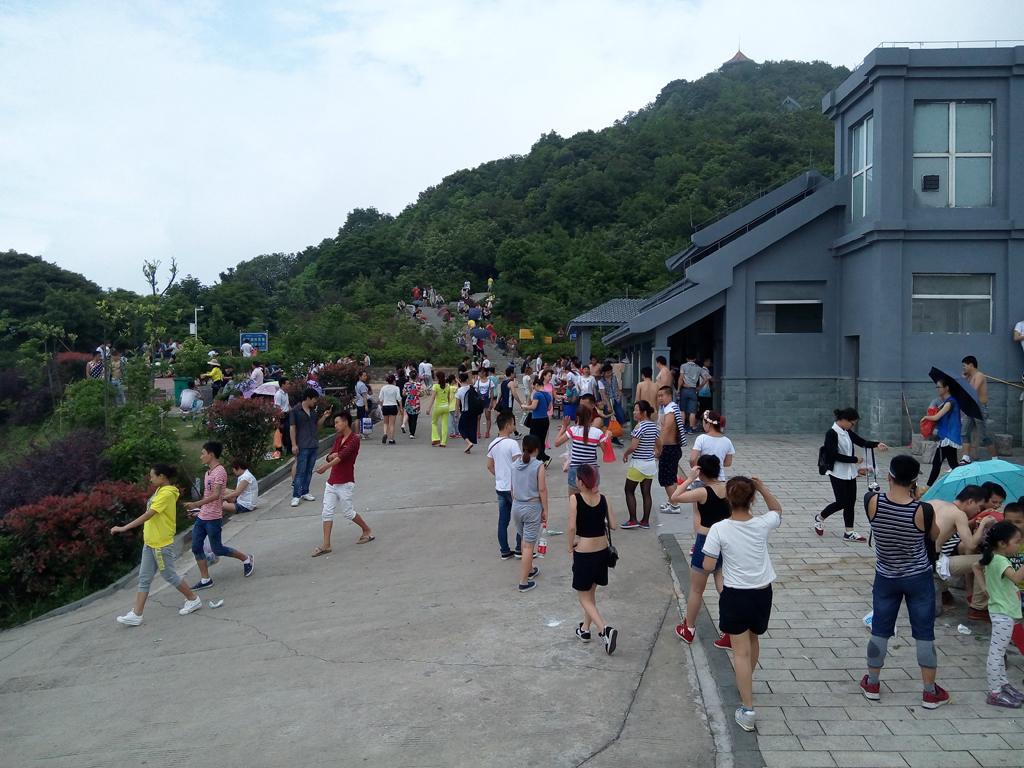 拓普龍2015年“五一”節組織爬山活動。(圖5)